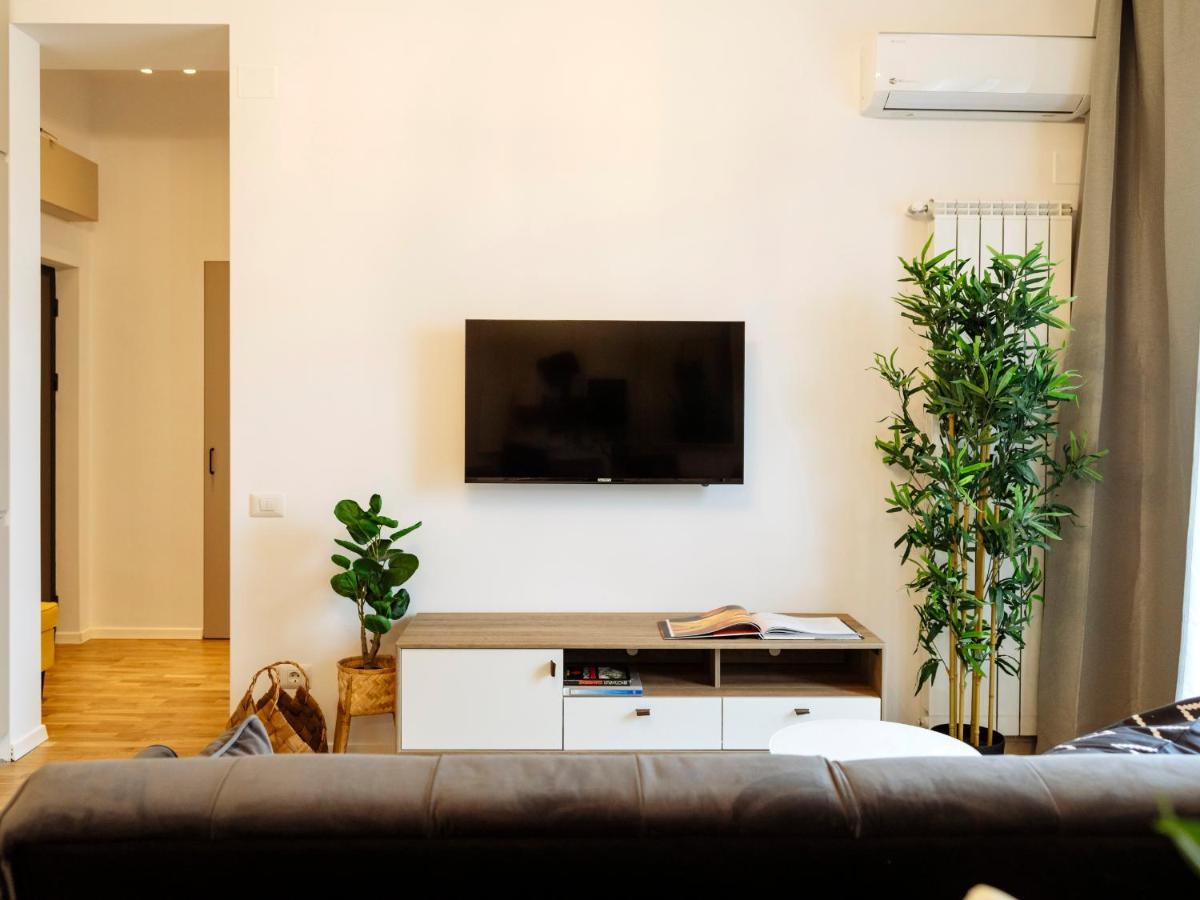 Sunny 2Br Flat - Top Location - Amazing Balcony Boekarest Buitenkant foto