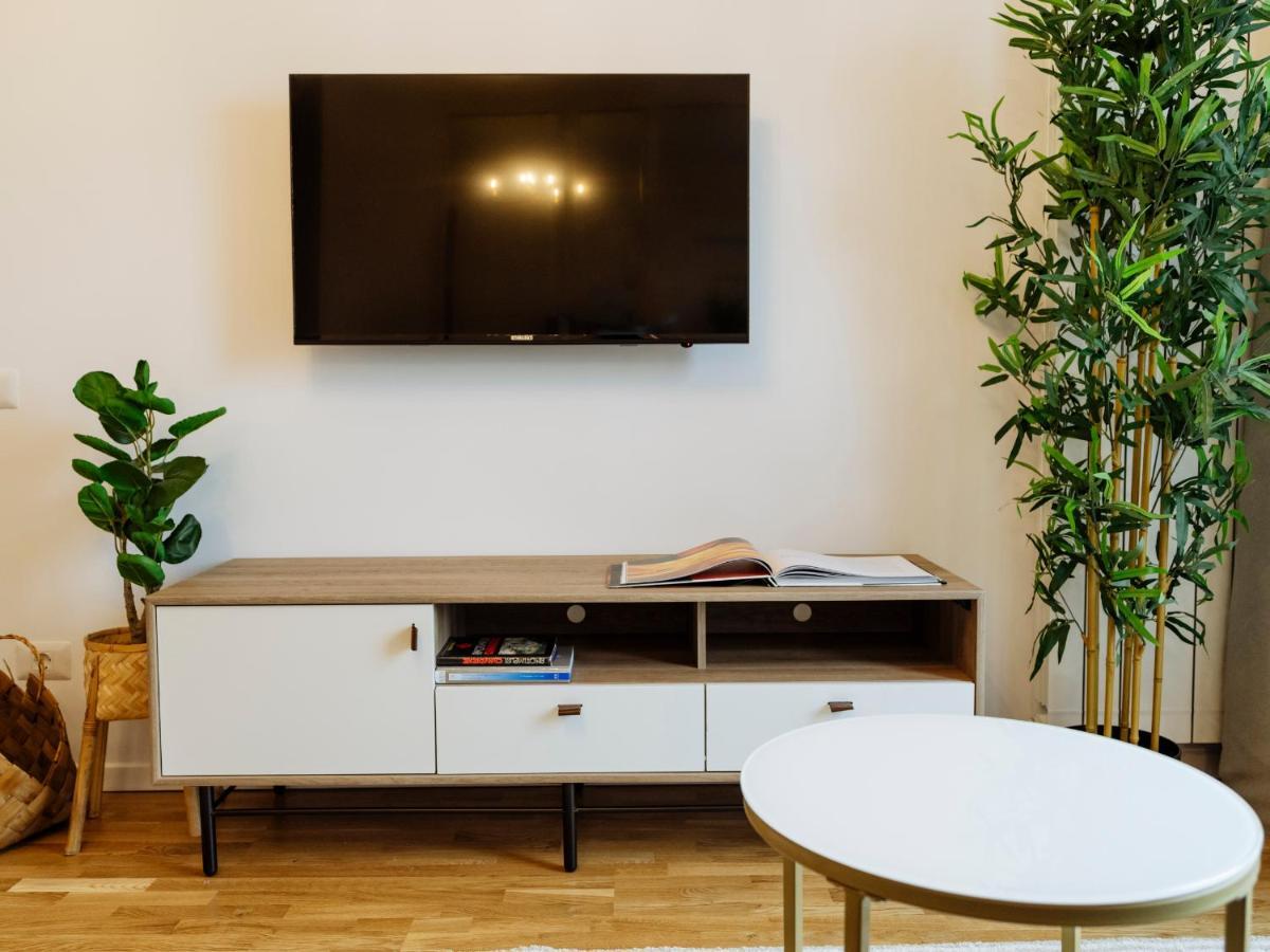 Sunny 2Br Flat - Top Location - Amazing Balcony Boekarest Buitenkant foto